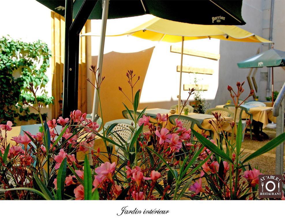 Logis Hotel Restaurant La Boule D'Or 希农 外观 照片