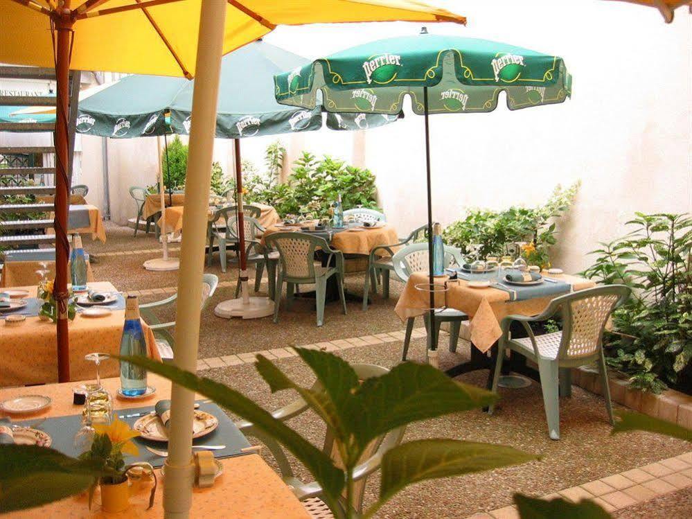 Logis Hotel Restaurant La Boule D'Or 希农 外观 照片