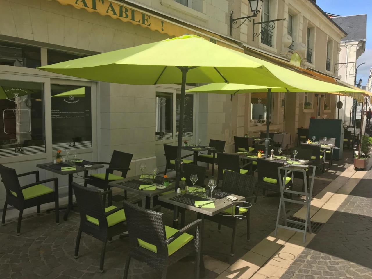 Logis Hotel Restaurant La Boule D'Or 希农 外观 照片